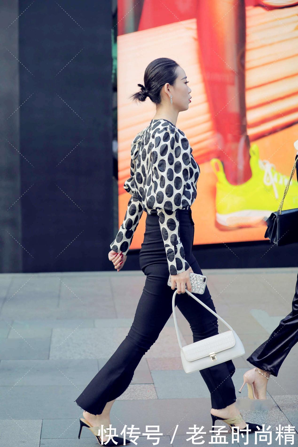 选择|街拍:波点衬衫搭配黑色喇叭裤, 气场全开, 霸气十足