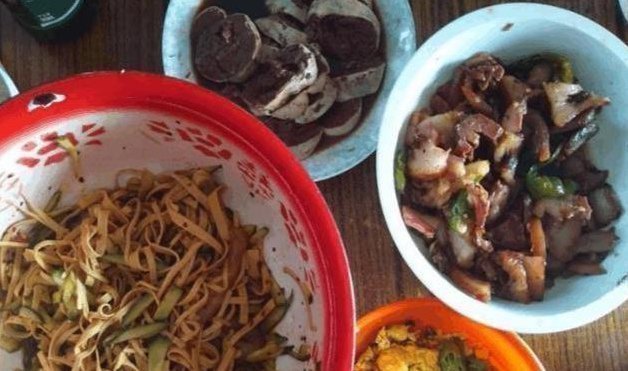 青椒|头一次去北方同事家吃饭,他亲自做了一桌子菜,我没有动筷子