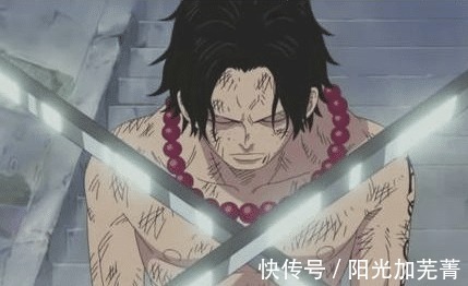 海底监狱|海贼王为什么明哥可以在监狱中看报纸,艾斯却被铁链吊着呢