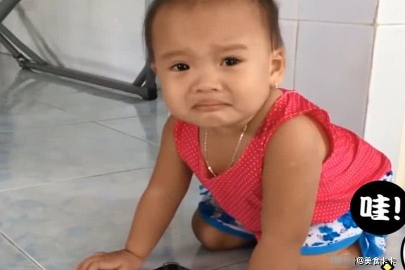 手机|妈妈说“爸爸被困在手机里”,宝宝瞧瞧手机泪目了,心疼宝宝一秒