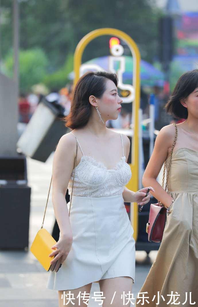  看着|美女连衣裙看着简单，一看就带旺夫相，好想带她回老家涨涨脸！