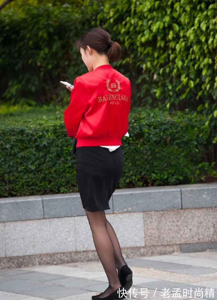 包臀裙 街拍:包臀裙和黑丝袜性感迷人,但是高跟鞋跑哪去了?