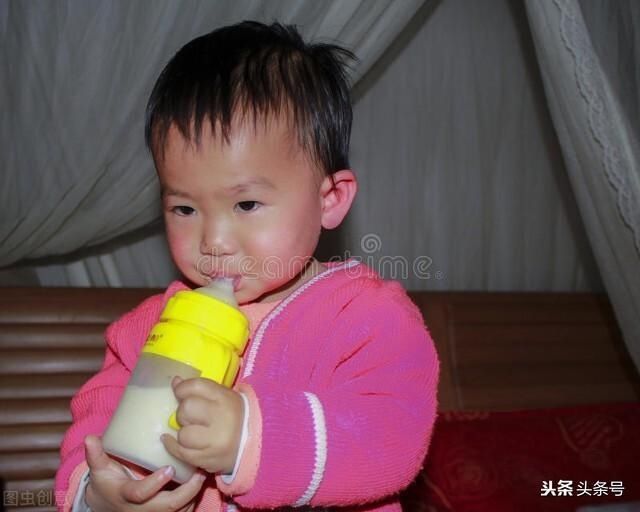 敞口杯|宝宝多大就要戒奶瓶了?晚戒奶瓶影响说话,4个方法轻松有效