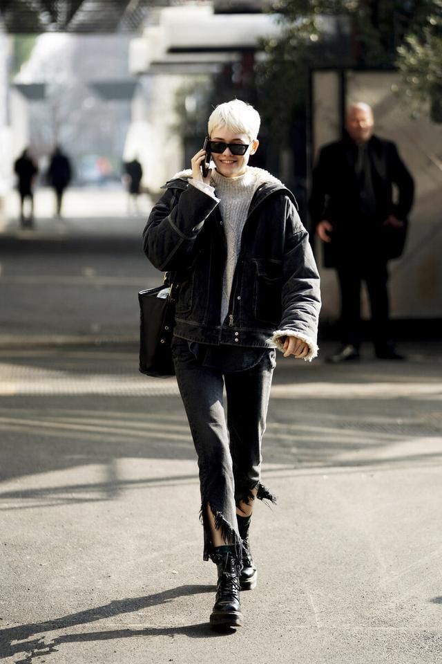 最近火了一种穿法叫“短靴+九分裤”，显高又飒爽，时髦一整冬