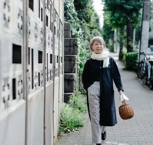 这位日本“大妈”时髦火了！她的穿衣简单不复杂，女人自信才真美