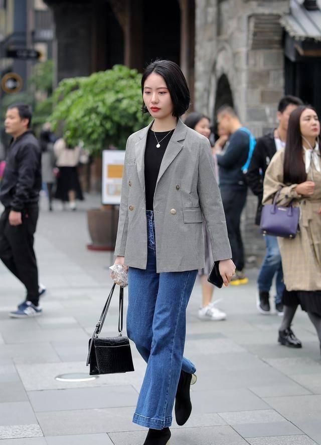 路人街拍，小姐姐不仅发型显得有女神范，小姐姐的颜值也很动人