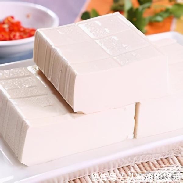 家常鸡蛋羹加上豆腐和虾仁，吸一口又滑又鲜又嫩，大人小孩都爱吃