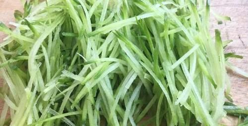 炸素丸子有人用淀粉,有人用面粉其实都不对,大厨教你饭店做法