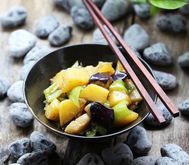 地三鲜，用长茄子还是用圆茄子区别很大，这样做不油腻，超下饭