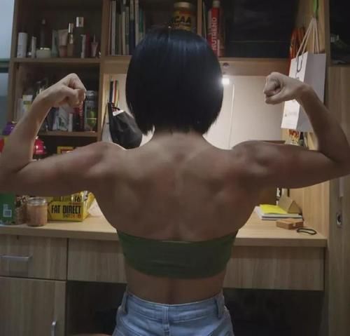 校运会|99年女生宿舍惊现8块腹肌！！3亿网友都在＂馋＂她的身子....