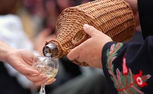 身体|男性每晚喝二两白酒,对身体有帮助吗?医生:分年龄分情况