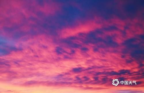 新疆哈密市巴里坤出现绚丽晚霞
