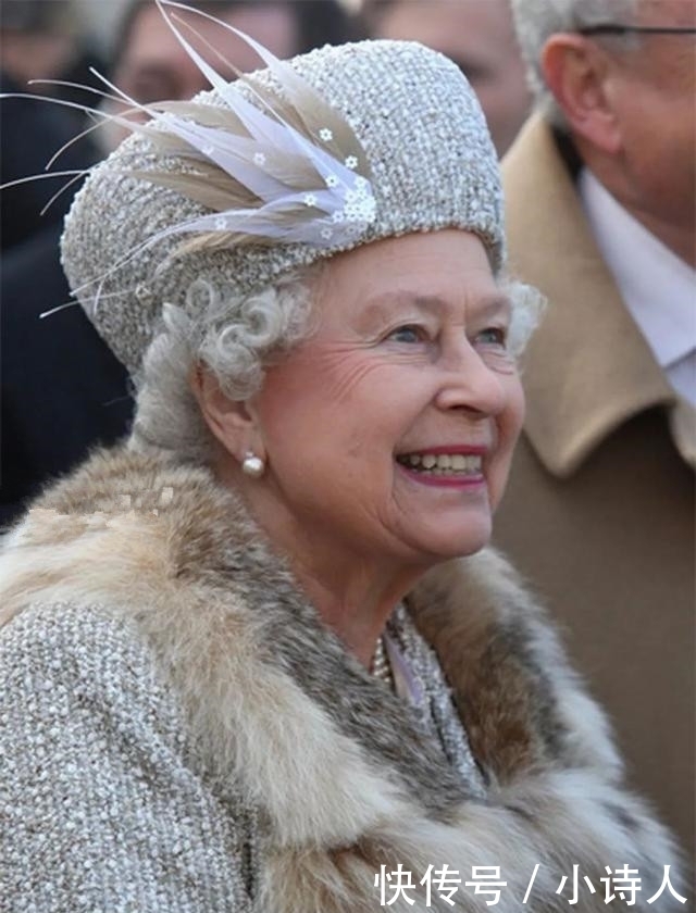 搭配|92岁英国女王告别“光腿”造型,穿长筒靴搭配大衣,时髦又保暖