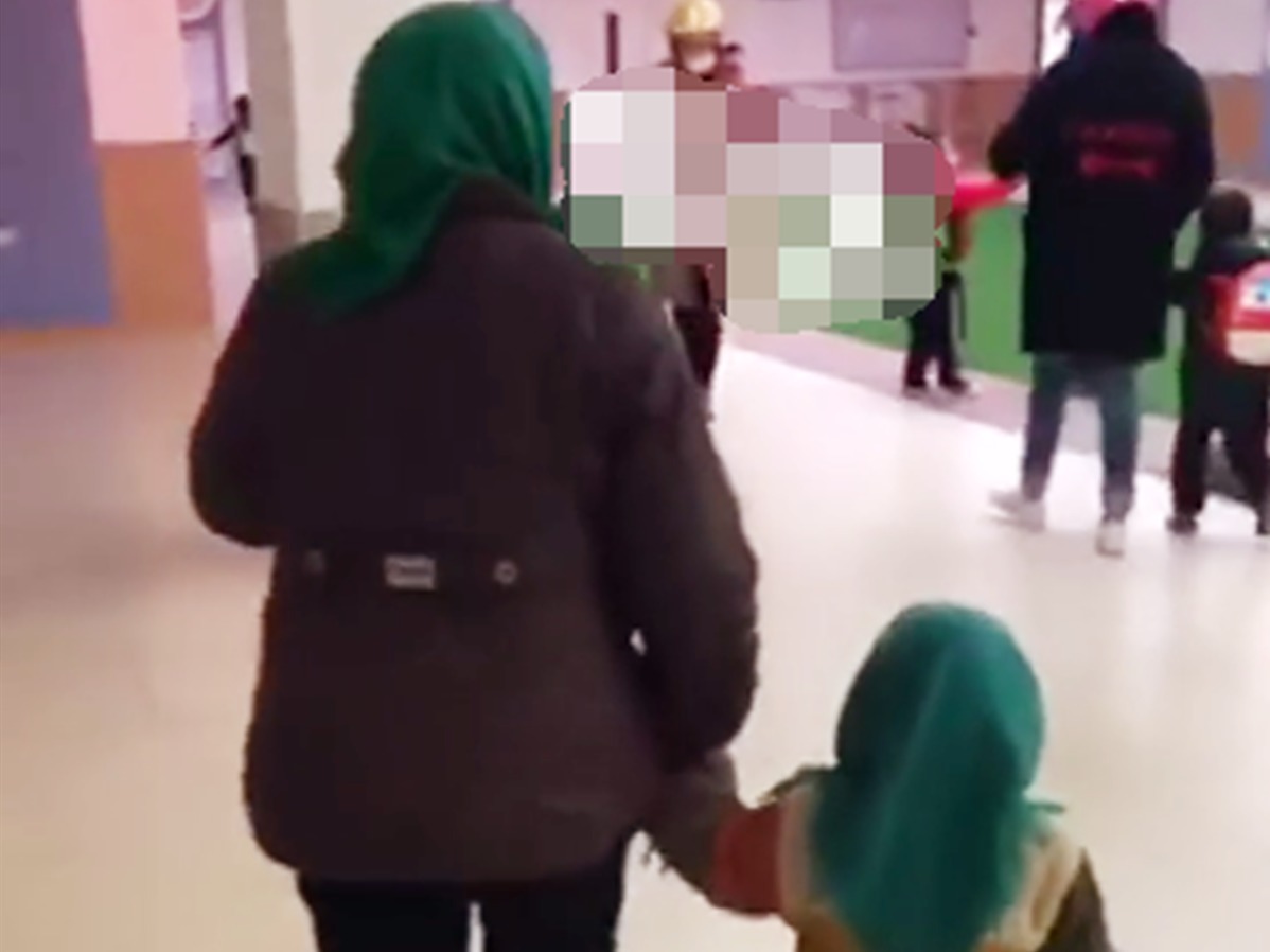 祖孙|奶奶送宝宝去幼儿园,祖孙二人“特别亲子装”,引得老师忍不住笑