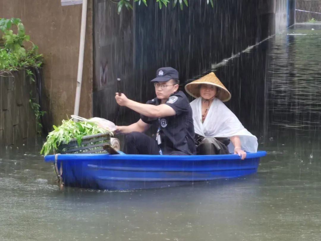 辅警|萧山一男子在水中泡了十几个小时，当他脱下鞋的瞬间让人泪目