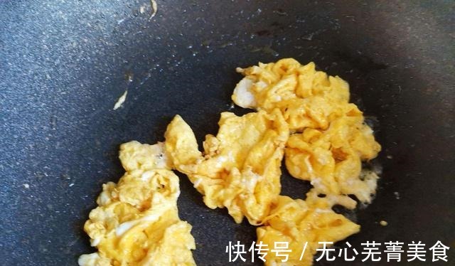 鸡蛋和粉丝一块做,炒一炒就出锅,方便简单,好吃又下饭!