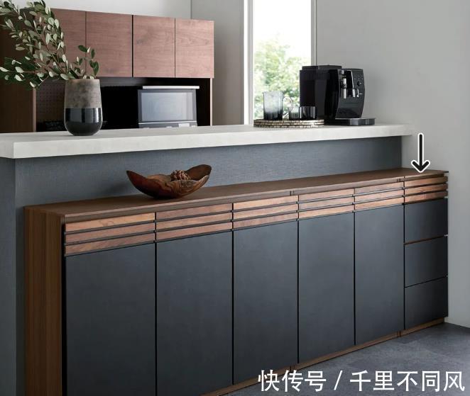不相上下|老师傅透露：岛台边加10cm宽薄柜，不起眼，收纳力跟橱柜不相上下