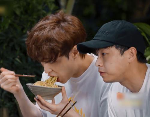 张艺兴化身“干饭人”,不顾碳水大口吃面,续面条的筷子细节亮了