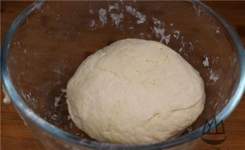 饺子皮一个个擀就外行了，只需一个矿泉水瓶，1分钟能做100个