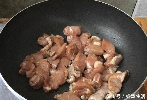 炒猪肉时，要想味道好，不需要淀粉记住一件事，肉是鲜嫩的美味的