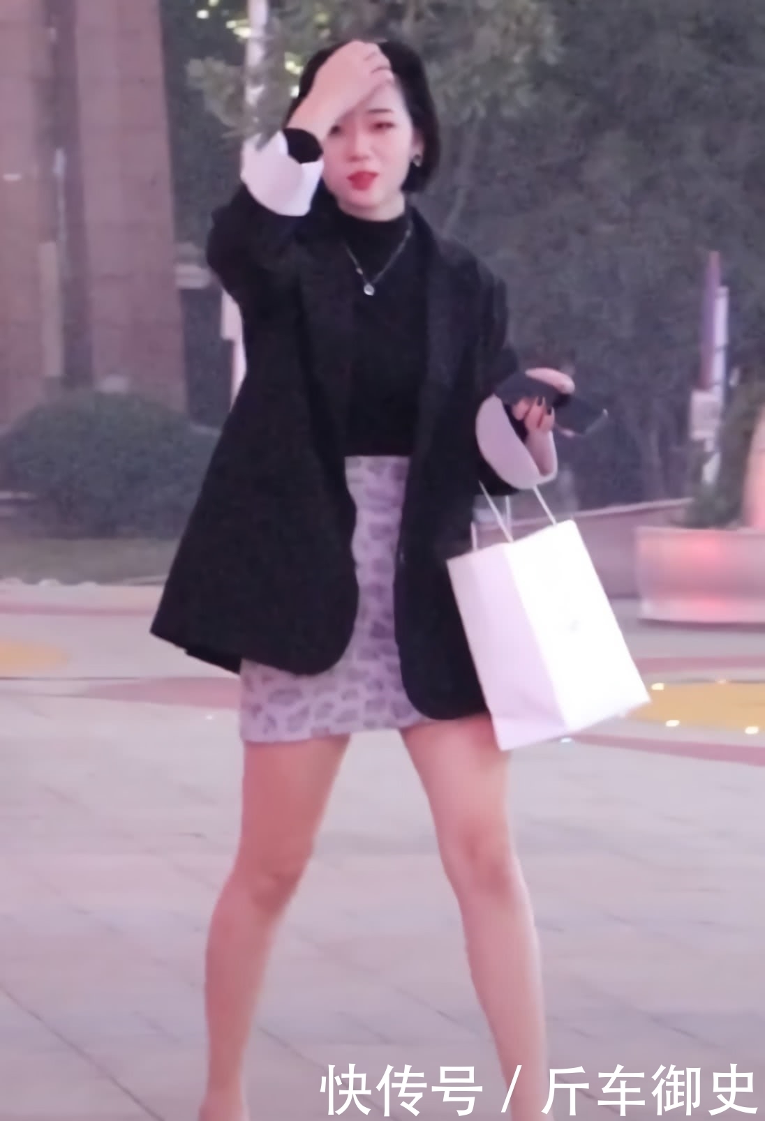 美女|美女是在用“生命”秀腿?穿上豹纹半身裙,腿都“缩成筷子”了