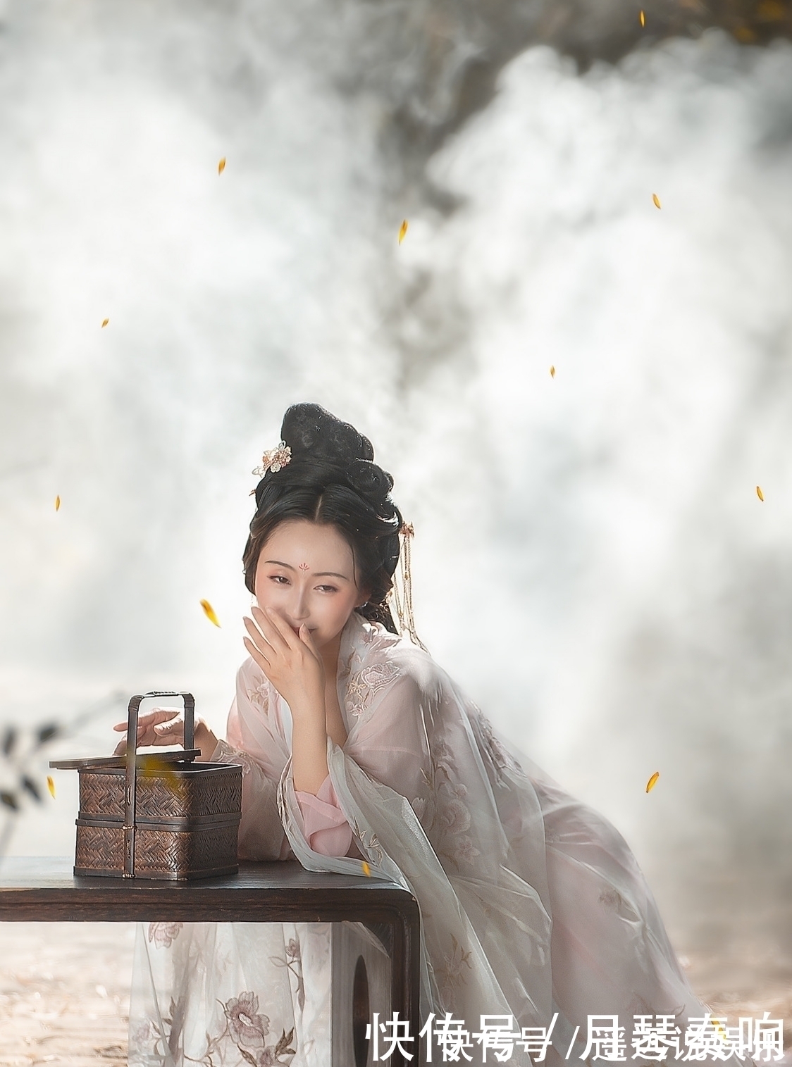 小楼|诗·十二首丨凉风多日筛斜雨,素月几时醉小楼?