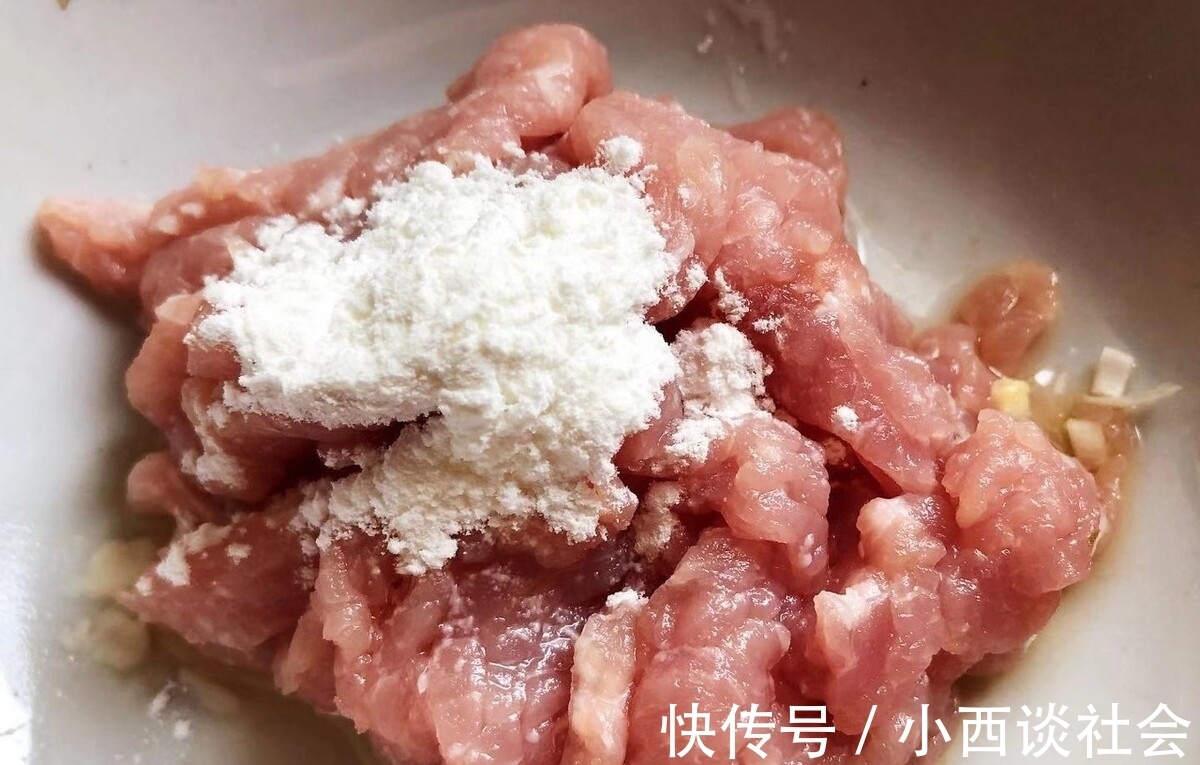 做辣椒炒肉，先炒辣椒还是先炒肉？记住2个技巧，肉片滑嫩辣椒香