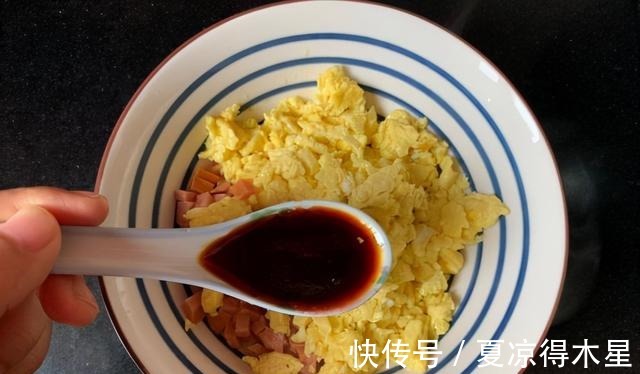 用馄饨皮就能做包子,不需要发面,皮薄还好吃,特别省时哦!