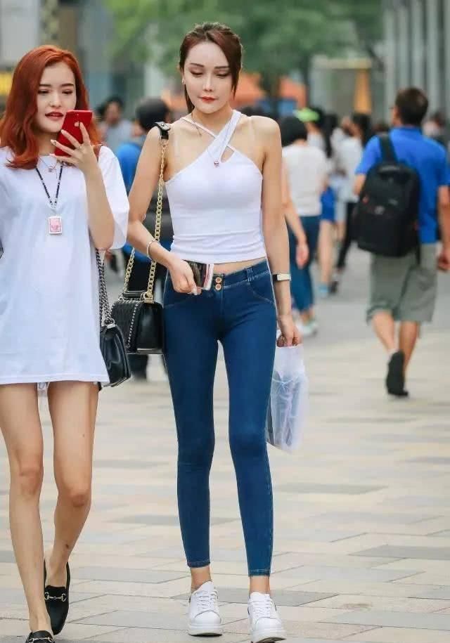 美女|街拍美女个性吊带穿搭时尚紧身裤,走在街上吸引了众多目光