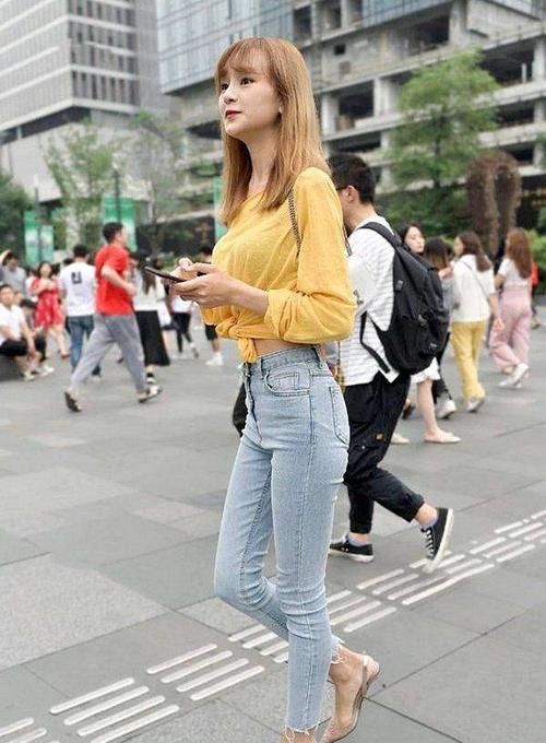 时尚穿搭|时尚穿搭紧身牛仔裤，穿得春意盎然， 非常吸睛