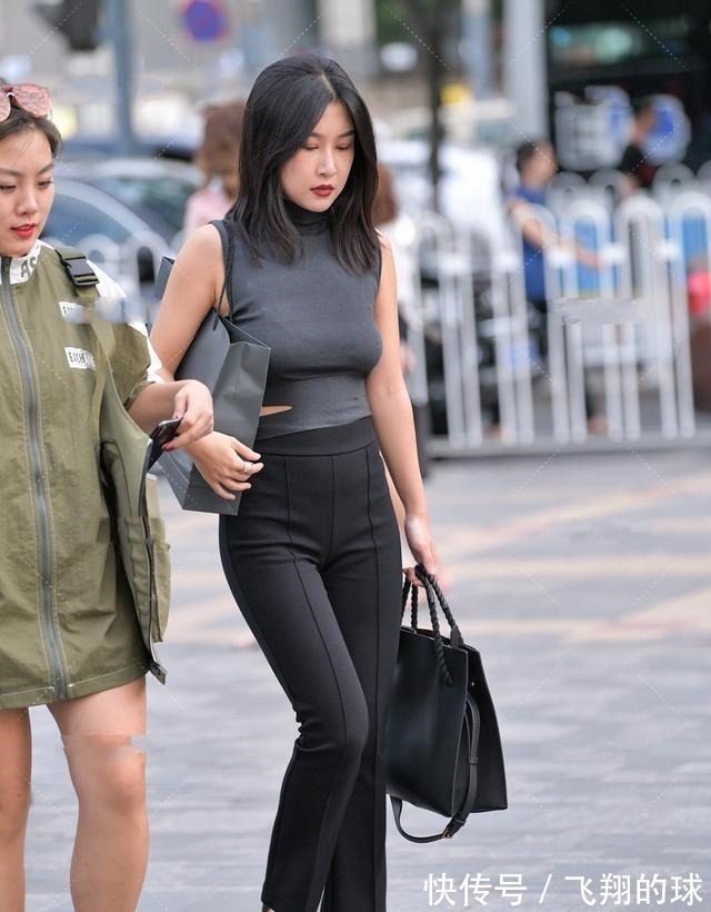 时尚 打底裤的装扮贴身舒适尽显时尚美女干净明朗的气质,更是让人心动!