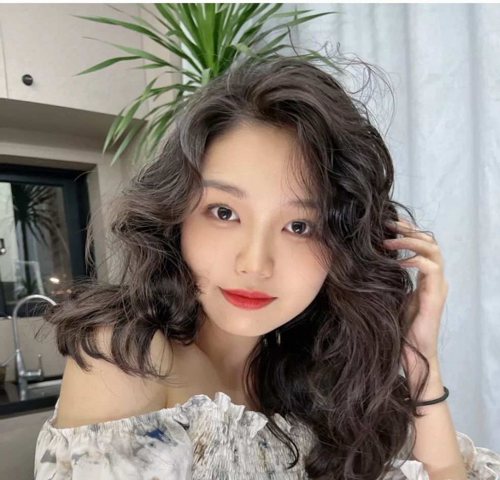 造型 2022发型怎么整?烫卷卷最洋气,好处多多不要错过
