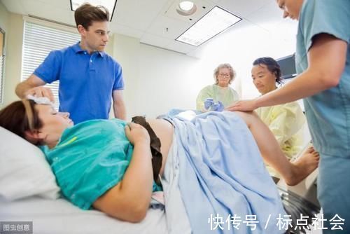 28岁产妇生下双胞胎,医生正要缝线时,产妇却大喊“请等一下”