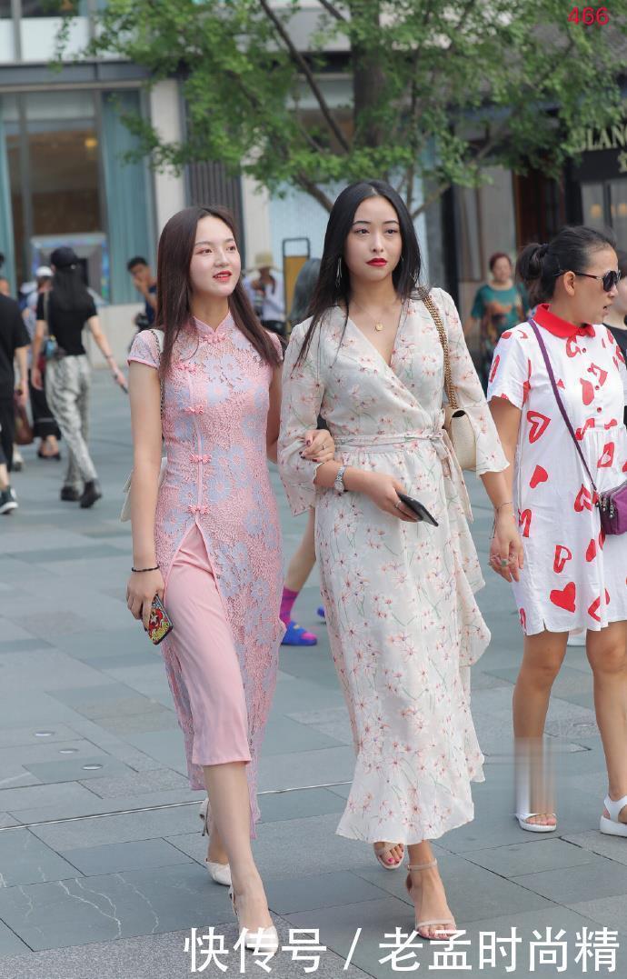 粉白连衣裙闺蜜,同样“款式”穿出不一样的精髓