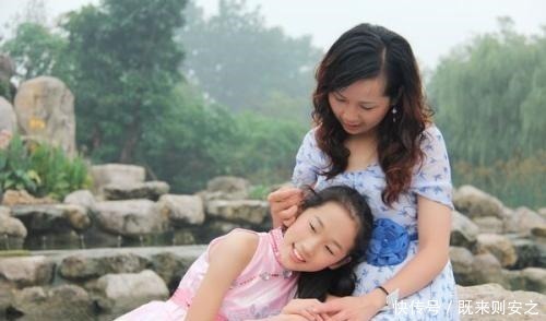 新娘|“最年轻婆婆”走红,新娘表情全是委屈,亲家母好难堪