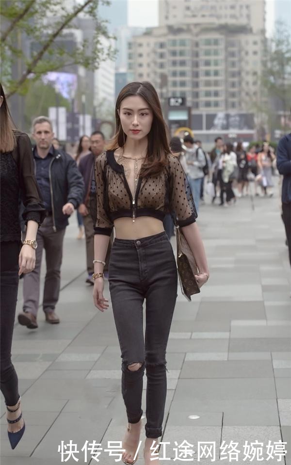 美女|街拍:魔鬼身材天使脸庞的美女,如果能把她娶回家,那就赚大发了