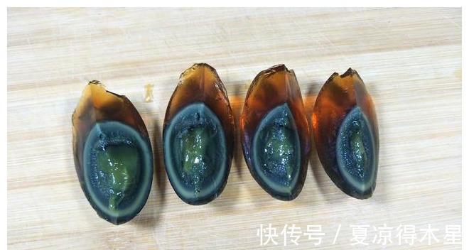 凉拌皮蛋|凉拌皮蛋怎样切才不粘刀，教你1个小技巧，皮蛋完好切不碎！