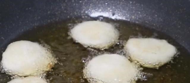 炸糖糕时，开水烫面大错特错，教你这个做法，个个空心不破皮