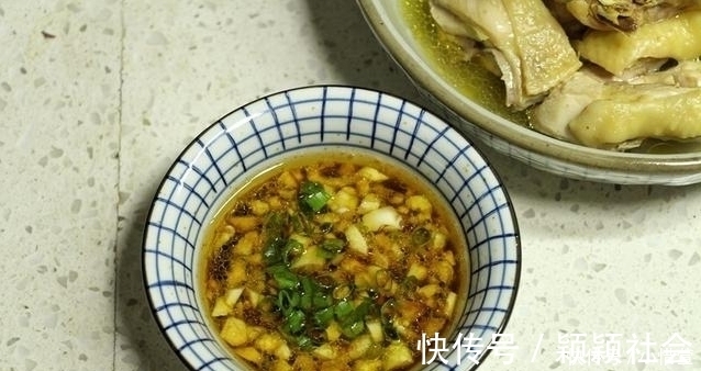 比白切鸡还好吃入味的清蒸鸡,不用一滴油,蘸上酱汁好吃不上火