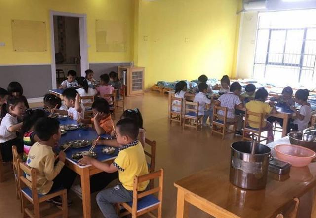 幼儿园|儿子无意拍到幼儿园午餐,家长炸开了锅,儿子却说小朋友能吃两碗