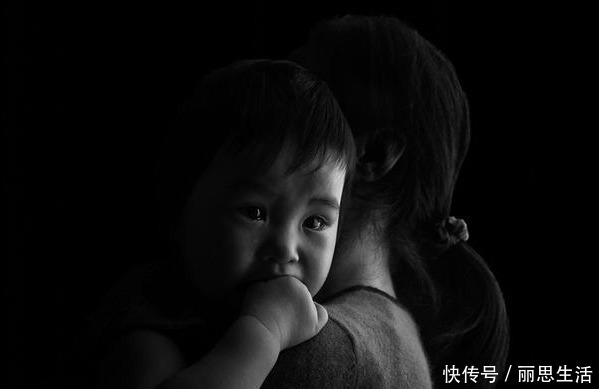 亲妈妈|爸爸偷亲妈妈被“小棉袄”发现,宝宝瞬间翻脸,网友:护妈小宝