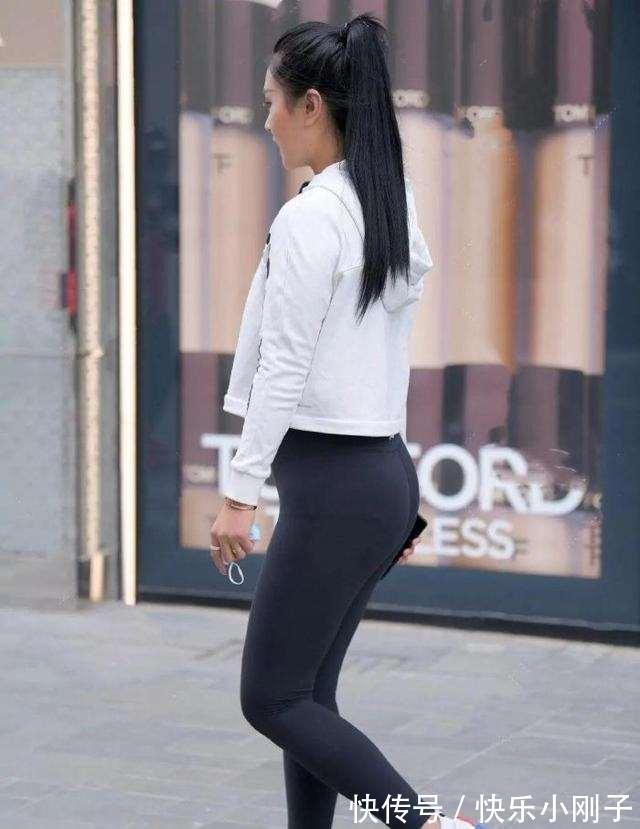 俏皮 时尚俏皮的打底裤穿搭呈现时髦气息,穿出自我个性,还能显瘦