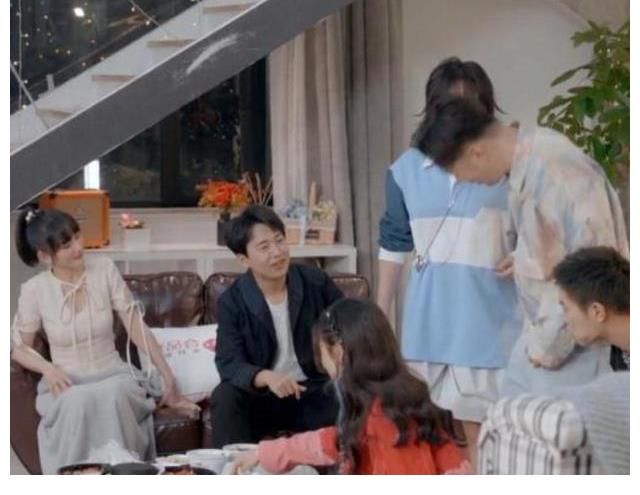 bbaby以為沒(méi)有鏡頭，轉(zhuǎn)換自己的“坐姿”，暴露出真實(shí)的腿長(zhǎng)