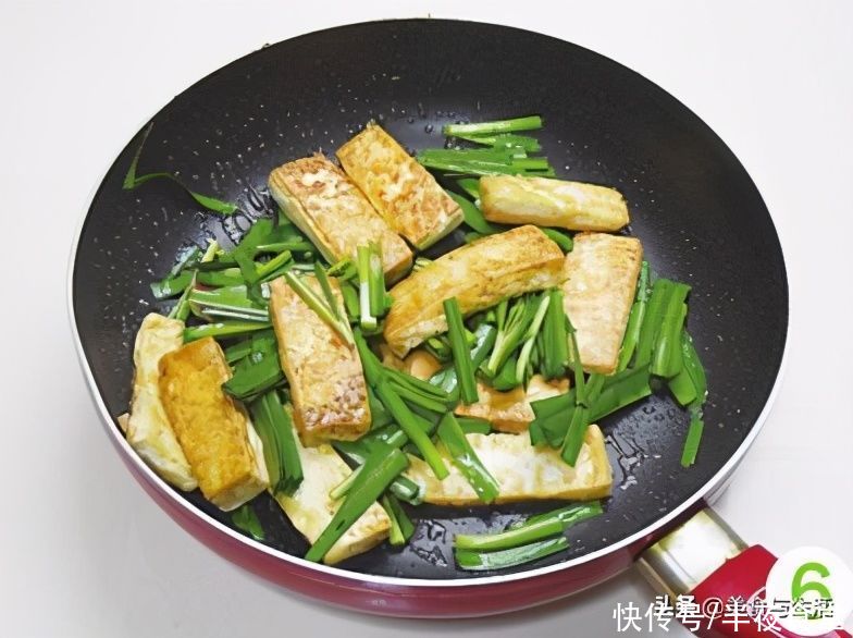 1块豆腐，1把韭菜，教你简单吃法，鲜嫩入味，上桌汤汁不剩