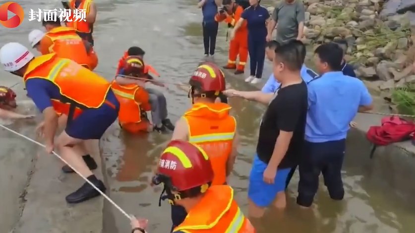 上涨|惊险！十五岁男生被冲下河道拼命抓住树干 水位不断上涨……