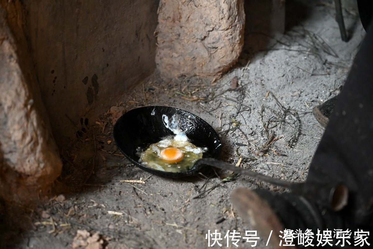 农村大娘炒菜不用锅，一把舀饭勺搞定，炒一勺菜夫妻二人吃不完