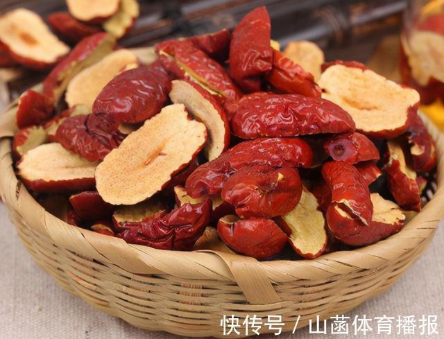 苹果银耳羹|苹果生吃太凉了,用这个方法煮一锅,香甜爽口又滋补,冷天可多吃