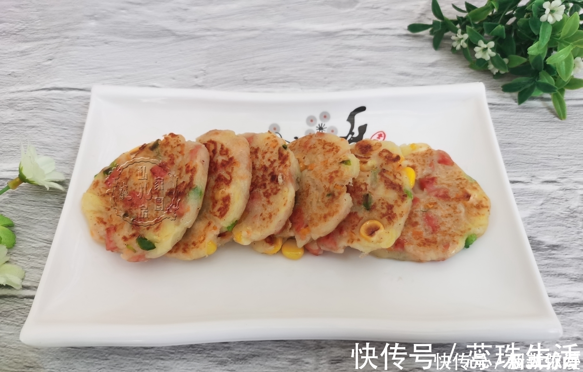 土豆别在炖着吃,加2个鸡蛋,简单一煎,外皮酥脆,孩子超爱吃