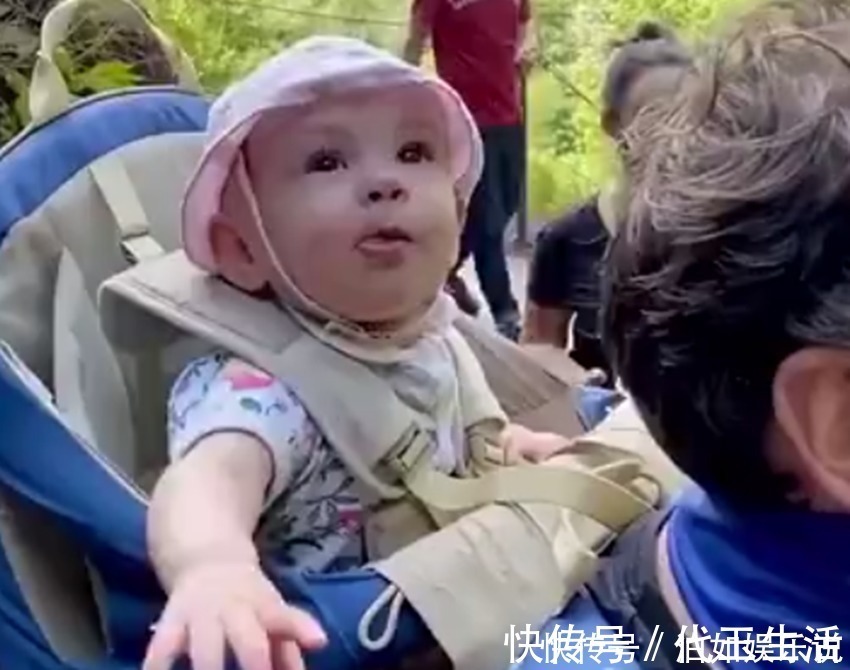 爸爸|爸爸带娃第一次“看瀑布”,娃的表情亮了,网友满眼都是小星星