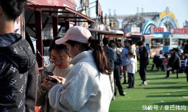 青岛旅游进入旺季，街头沙滩美女如云，灌饼15一份吃喝玩乐都有